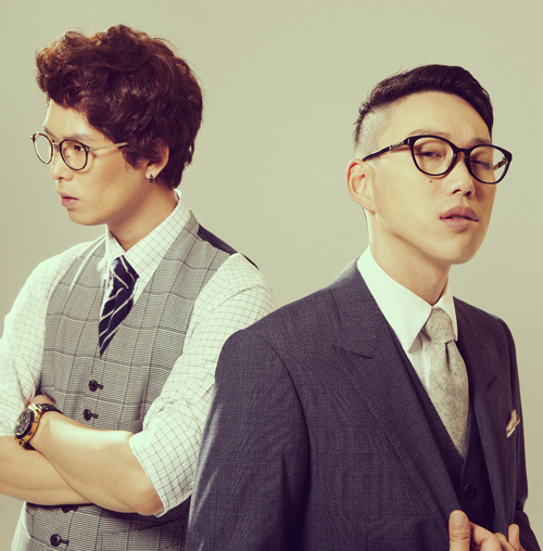 십센치(10cm/가수/남자그룹)
데뷔 앨범으로 스타덤에 오른 뮤지션에게 있어 두 번째 앨범은 예고된 지옥이다. 흥행영화의 속편이 완성도와 관계없이 난도질당하듯 ‘슈퍼 루키’의 다음 작품을 향한 입방아는 숙명이다. 데뷔 앨범과 비슷한 결과물을 내놓으면 식상하다는 혹평이, 색다른 결과물을 내놓으면 초심을 잃었다는 비난이 쏟아질테니 말이다.