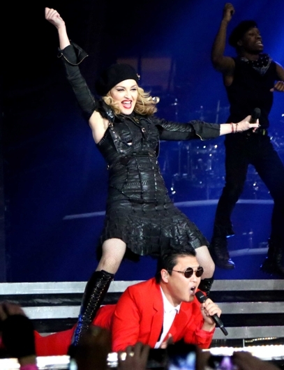 마돈나(Madonna/가수),싸이(박재상/가수)
In this Nov. 13, 2012 photo released by Guy Oseary, singer Madonna, left, performs onstage with South Korean rapper PSY during Madonna's MDNA concert at Madison Square Garden in New York. (AP-Yonhap News)