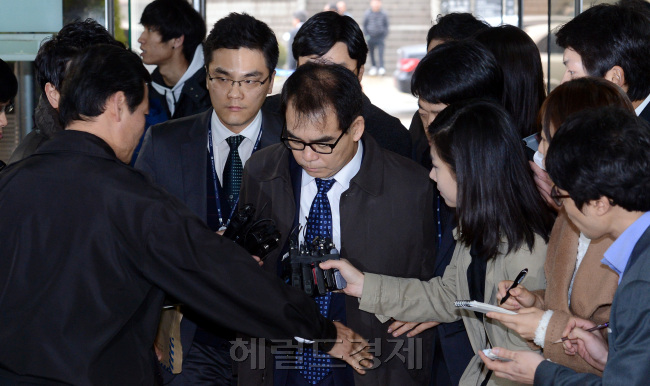 19일 오전 서울 서초동 중앙지방법원에서 비리의혹 협의를 받고 있는 서울고검 김광준 부장검사가 영장실질심사를 받기위해 출두하고 있다./ 안훈기자 rosedale@ 2012.11.19
19일 오전 서울 서초동 중앙지방법원에서 비리의혹 협의를 받고 있는 서울고검 김광준 부장검사가 영장실질심사를 받기위해 출두하고 있다./ 안훈기자 rosedale@ 2012.11.19
고개를 들 수 없었는지, 고개를 숙였다. 할 말이 없었는지, 말은 없다. 그래도 깔끔하게 양복을 갈아 입고, 넥타이를 바꿔 맸다. 코트도 바뀌었다. 빌렸다고 하지만, 이자를 주지도 않았다. 왜 빌린 돈을 차명계좌를 통해 받았는지 의뭉스럽다. 9억원대의 금품을 받은 혐의를 받고 있는 김광준 서울고검 검사가 19일 오전 10시께 구속 전 피의자신문(영장실질심사)을 받기 위해 서울 서초동 법원에 들어서고 있다. 　안훈 기자/rosedale@heraldcorp.com