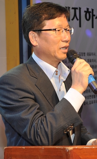 유영록(김포시장)
유영록<사진> 김포시장은 19일 인천 골든스카이리조트에서 진행된 7급 이하 공직자 조직역량 강화 교육장에 참석해 직원들을 격려했다.