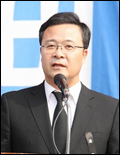 김성제(의왕시장)
의왕시(시장 김성제·사진) 가 복지와 교육사업 투자를 중점(전체 40% 차지)으로한 내년도 예산안 2,680억원을 편성해 시의회에 제출했다.