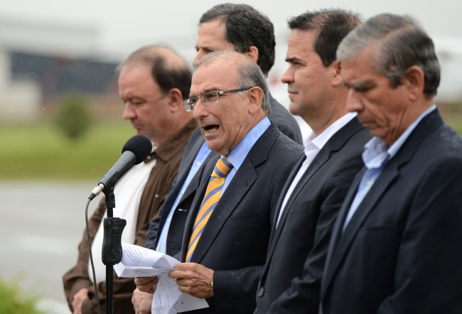 Humberto de la Calle (center), Colombia’s chief delegate of the Colombian government’s peace talks with representatives of the Revolutionary Armed Forces of Colombia, delivers a speech at the Catam Military Airport in Bogota on Sunday.   Xinhua-Yonhap News