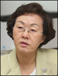신연희(강남구청장)
하지만 강남구가 건강도시로 다시 태어나고 있다. 구는 지난달 24~26일 호주 브리즈번에서 열린 제5차 AFHC(서태평양 건강도시연맹) 국제콘퍼런스에서 ‘AFHC 건강도시 Strong Action상’ 등 3개 부문을 휩쓸었다. AFHC는 세계보건기구(WHO) 지역기구로 ‘모든 인류에게 건강을(Health for All)’이란 목표하에 서태평양지역 160여개 도시가 회원으로 가입돼 있다.
강남구가 건강해지기까지 그 중심에는 신연희<사진> 강남구청장이 있었다. ‘카리스마’ ‘불도저’ ‘강단’으로 대표되는 신 구청장은 흔들리지 않는 추진력으로 강남구를 건강도시로 탈바꿈시켰다.