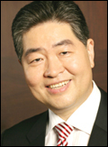 김영훈(기업인/대성그룹 회장)
2013 대구세계에너지총회 조직위원회(이하 조직위)가 사임한 김중겸 전 조직위원장(전 한국전력 사장)의 공백을 메우기 위해 김영훈 조직위 수석부위원장(대성그룹 회장ㆍ사진)을 위원장 직무대행으로 임명했다고 19일 밝혔다. 조직위 정관 제11조에는 조직위원장이 사고나 궐위로 직무를 수행할 수 없을 때에는 수석 부위원장이 직무를 대행하도록 명시돼 있다.
