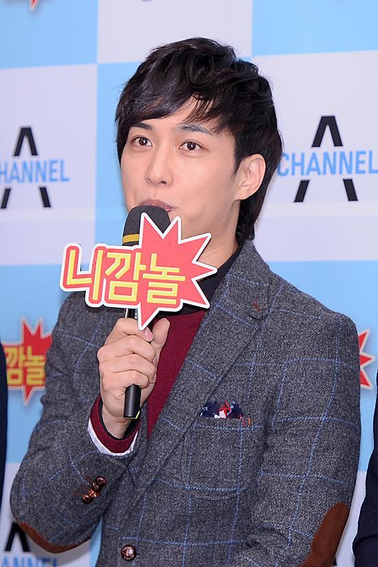 김원준(가수/배우)
종합편성채널 채널A 주간 시트콤 ‘니가 깜짝 놀랄 만한 얘기를 들려주마’(이하 니깜놀) 제작발표회에 참석했다. 이날 현장에서 김원준은 “김창렬, 성대현, 정가은은 야구로... 즐겨 있는 소녀 감성을 가진 비밀스러운 취미생활이 있는 반전 있는 인물이다. 한편 ‘니깜놀’은 1990년대 추억을 떠올릴 수 있는 일상 생활과 요즘을 살아가는 사람들의 내면 심...