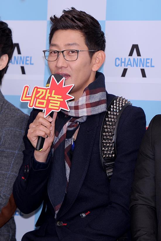 김창렬(가수/DJDOD)
종합편성채널 채널A 주간 시트콤 ‘니가 깜짝 놀랄 만한 얘기를 들려주마’(이하 니깜놀) 제작발표회에 참석했다. 이날 현장에서 김창렬은 “그때 당시에는 음악프로그램이 끝나...봐야 직성이 풀리는 성격으로, 모든 작당질의 한가운데 있는 인물이다. 끝으로 그는 “‘니깜놀’은 80년대 말 90년대 초반의 추억거리들을 잘 녹여낼 수 있는 시트콤이 만들어 진 ...