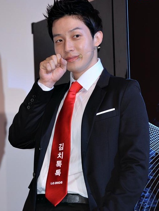 허경환(개그맨)
개그맨 허경환이 KBS2 파일럿 예능프로그램 ‘인간의 조건’에 대한 애정을 과시했다. 허경환은 11월 19일 오전 11시 서울 강남구 논현동 망고식스 도산사거리점에서 진행된 ‘인간의 조건’ 기자간담회에 참석해 “방송을 보면 아시겠지만, 예능과 다큐가 혼합된 프로그램으로 다양한 재미와 감동을 느끼실 것”이라고 기대감을 높였다.