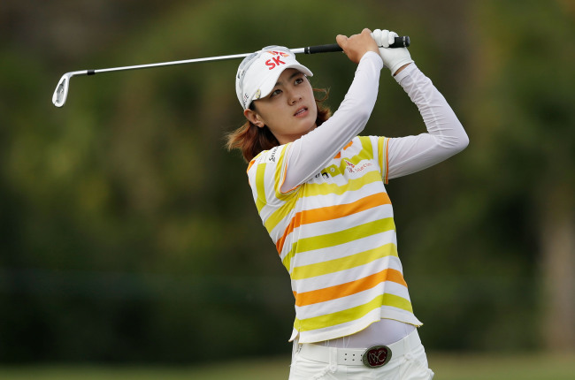 최나연(골프선수)
Choi Na-yeon hits her approach shot during the final round of the CME Group Titleholders on Sunday. AFP-Yonhap News