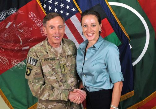 데이비드 퍼트레이어스(David Petraeus/군인/전CIA국장),파울라 브로드웰(Paula Broadwell/전기작가)
In an image from the International Security Assistance Force (ISAF), ISAF Commander General David Petraeus shakes hands with Paula Broadwell in July 2011. Petraeus retired a few months later to become the Director of the Central Intelligence Agency, where he allegedly had an affair with his biographer Broadwell. He resigned on Friday, November 9, 2012 due to the affair. (UPI)
