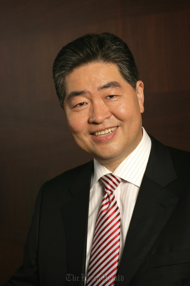 김영훈(기업인/대성그룹 회장)
2013 대구세계에너지총회 조직위원회(이하 조직위)가 사임한 김중겸 전 조직위원장(전 한국전력 사장)의 공백을 메우기 위해 김영훈 조직위 수석부위원장(대성그룹 회장ㆍ사진)을 위원장 직무대행으로 임명했다고 19일 밝혔다. 조직위 정관 제11조에는 조직위원장이 사고나 궐위로 직무를 수행할 수 없을 때에는 수석 부위원장이 직무를 대행하도록 명시돼 있다.
Kim Young-hoon