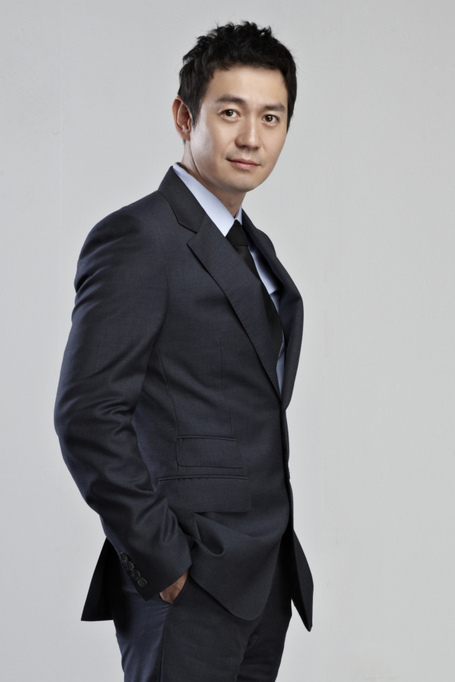 박용우(배우)
배우 박용우가 SBS 주말극 ‘내사랑 나비부인'에서 백화점의 본부장이자 모든 것을 갖춘 완벽남 이우재역으로 특유의 젠틀함과 위트있는 모습을 선보이며 시청자의 마음을 설레게 하고있다.