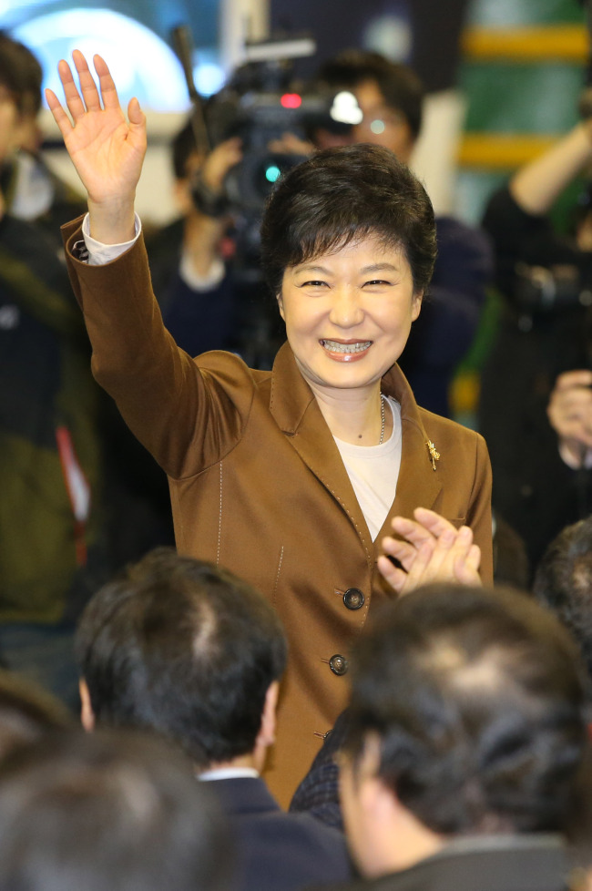박근혜(국회의원/새누리당)
Saenuri Party presidential candidate Park Geun-hye waves to participants before she addresses her agricultural policy in a conference hosted by a farmers’ organization on Monday.    Yonhap News