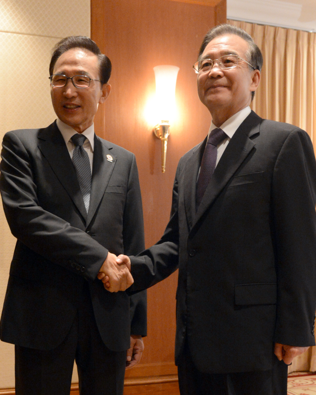 이명박(대통령),원자바오(Wen Jiabao/정치인/중국 총리)
President Lee Myung-bak and Chinese Premier Wen Jiabao hold talks on the sidelines of the annual Association of Southeast Asian Nations summit in Phnom Penh on Monday.   Yonhap News