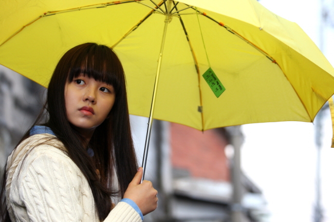 김소현(배우)
가수 왁스(WAX)의 호소력 짙은 목소리가 드라마의 인기와 더불어 극의 상승세에 견인차 노릇을 톡톡히 하고 있다. 지난 11월 7일 첫 전파를 탄 왁스의 MBC 수목드라마 ‘보고싶다’ OST ‘떨어진다 눈물이’는 공개 직후 시청자 게시판과 SNS 등 온라인 상에서 폭발적인 반응을 불러일으키고 있다.