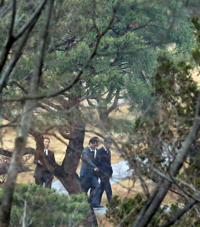 People leave the burial site of Samsung Group founder Lee Byung-chull near Ho-Am Art Museum in Yongin, Gyeonggi Province, Monday after paying respects at a memorial event for the 25th anniversary of his death.   Yonhap News