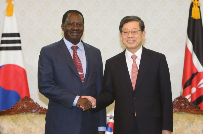 김황식(국무총리),라일라 오딩가(Raila Odinga/케냐 총리)
<YONHAP PHOTO-0987> 악수하는 한-케냐 총리 (서울=연합뉴스) 하사헌 기자 = 김황식 국무총리가 19일 오후 한-케냐 총리회담을 위해 서울 세종로 정부중앙청사를 방문한 라일라 오딩가 케냐 총리와 악수하고 있다. 2012.11.19 toadboy@yna.co.kr/2012-11-19 15:36:46/ <저작권자 ⓒ 1980-2012 ㈜연합뉴스. 무단 전재 재배포 금지.>
Prime Minister Kim Hwang-sik meets with his Kenyan counterpart Raila Odinga in his office in Seoul on Monday.   Yonhap News