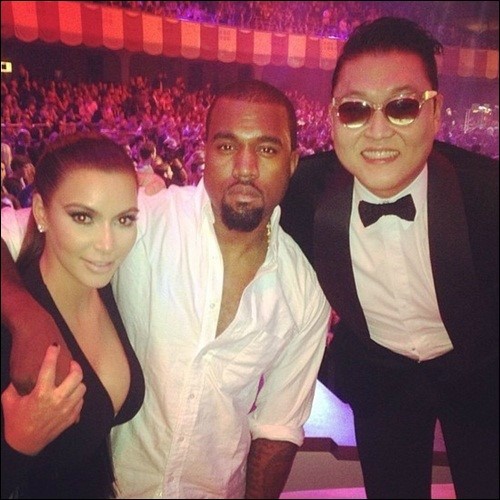 킴 카다시안(좌부터/Kim Kardashian/모델/배우),카니예 웨스트(Kanye West/가수),싸이(박재상/가수)
모델 겸 배우 킴 카다시안(32)이 가수 싸이와 함께 찍은 사진을 공개했다.
킴 카다시안은 지난 12일(현지시간) 자신의 트위터에 ‘강남스타일’이라는 짧은 글과 함께 사진 한 장을 공개했다.
사진 속 킴 카다시안은 자신의 남자친구인 힙합가수 카니예 웨스트, 싸이와 함께 다정한 포즈로 카메라를 응시하고 있다. 특히 킴 카사디안은 할리우드의 섹시스타답게 가슴라인이 드러난 의상을 착용해 볼륨 몸매를 과시했다.