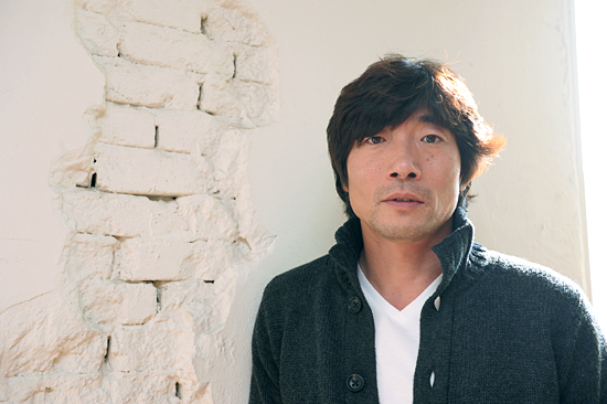 박원상(배우)
배우 박원상이 영화 ‘부러진 화살’에 이어 ‘남영동 1985’로 또 한번 관객을 찾는다. 올해만 두 편의 작품인데다 정지영 감독과의 두 번째 호흡이라 이번 영화의 의미는 매우 깊다. 특히나 그가 작품 속 분한 김종태는 故김근태 전 상전 민주통합당 상임고문을 대신한 인물이었으니 부담감은 남달랐을 것이다.