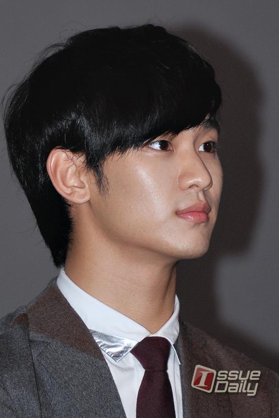 김수현(배우)
배우 김수현이 서울 지방병무청을 방문, 신체검사에서 현역 판정을 받았다.
김수현의 소속사 키이스트 관계자는 11월 19일 본지와의 전화통화에서 “김수현이 19일 오전 서울지방병무청에서 신체 검사를 받았다”며 “현역 판정을 받았다”고 밝혔다.