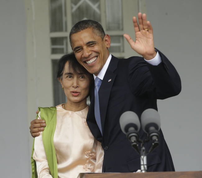버락 오바마(Barack Obama/정치인/미국대통령),아웅 산 수 치(Aung San Suu Kyi/미얀마 정치인)
U.S. President Barack Obama (right) waves as he embraces Myanmar‘s opposition leader Aung San Suu Kyi after addressing members of the media at Suu Kyi’s residence in Yangon on Monday. (AP-Yonhap News)