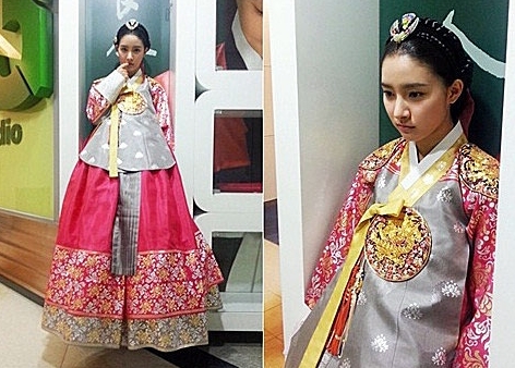 김소은(배우)
'마의’ 김소은의 마네킹 놀이에 네티즌들의 시선이 쏠렸다. 19일 김소은의 소속사는 MBC 월화드라마 ‘마의’에서 숙휘공주 역을 맡아 시청자들의 사랑을 받고 있는 배우 김소은이 마네킹으로 변신한 모습을 공개했다.