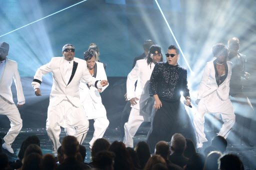 싸이(박재상/가수)
South Korean rapper Psy performs “Gangnam Style” with MC Hammer (second
from left) at the 40th American Music Awards in Los Angeles, California
on Sunday. Reuters-Yonhap News