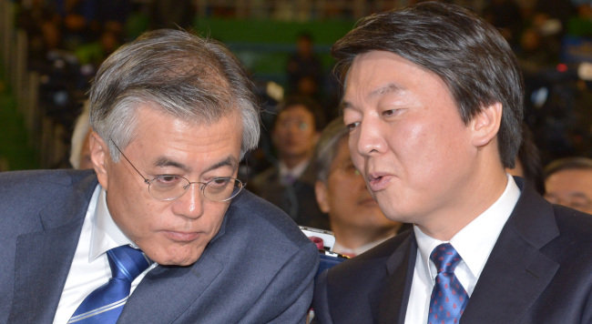 문재인(국회의원/민주통합당),안철수(기업인/교수)
Democratic United Party presidential candidate Moon Jae-in (left) and Independent candidate Ahn Cheol-soo (Park Hyun-koo/The Korea Herald)