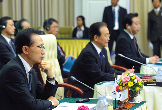South Korean President Lee Myung-bak (from left), Chinese Premier Wen
Jiabao and Japanese Prime Minister Yoshihiko Noda attend a summit
meeting with ASEAN in Phnom Penh on Monday. (Yonhap News)