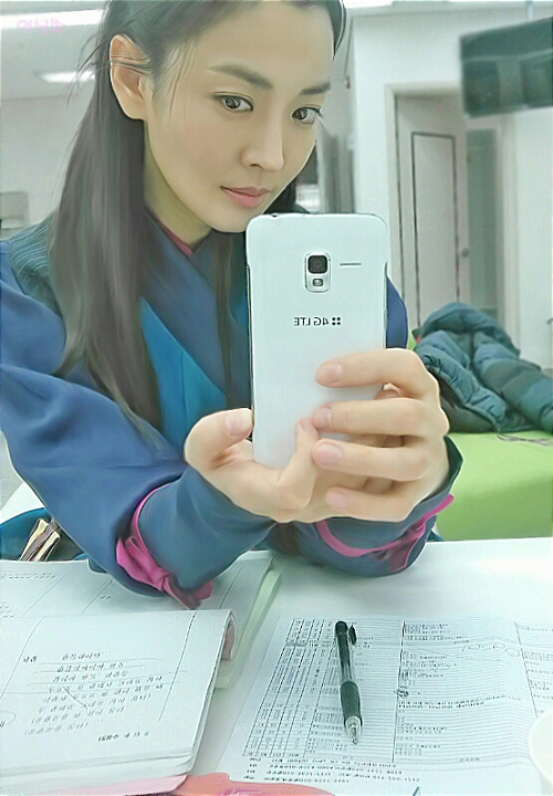 김소연(배우)
배우 김소연의 거울 셀카가 화제다. 김소연은 19일 자신의 트위터에 “대본보다~셀카”라는 짧은 글과 함께 사진 한 장을 게재했다.