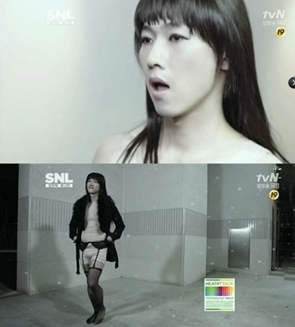 장우혁(가수)
가수 장우혁이 여장으로 등장해 충격적인 비주얼을 선보였다.
지난 17일 방송된 tvN ‘SNL 코리아’에 그룹 H.O.T 멤버였던 토니안과 함께 출연하여 예능감을 과시했다. 이날 방송에서 장우혁은 이나영이 광고 모델로 있는 한 의류 브랜드의 CF를 패러디해 눈길을 끌었다.