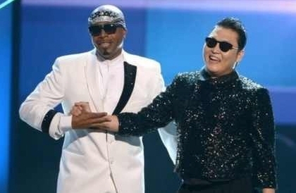 엠씨 해머(MC Hammer/가수),싸이(박재상/가수)
국제가수 싸이가 이번엔 MC해머와 화끈한 무대를 펼쳤다. 싸이는 미국 현지시각으로 18일 미국 로스앤젤레스에서 열린 제40회 아메리칸 뮤직 어워즈(American Music Awards) 무대에서 세계적인 래퍼 MC해머 합동 공연을 했다.
사진=싸이 미투데이