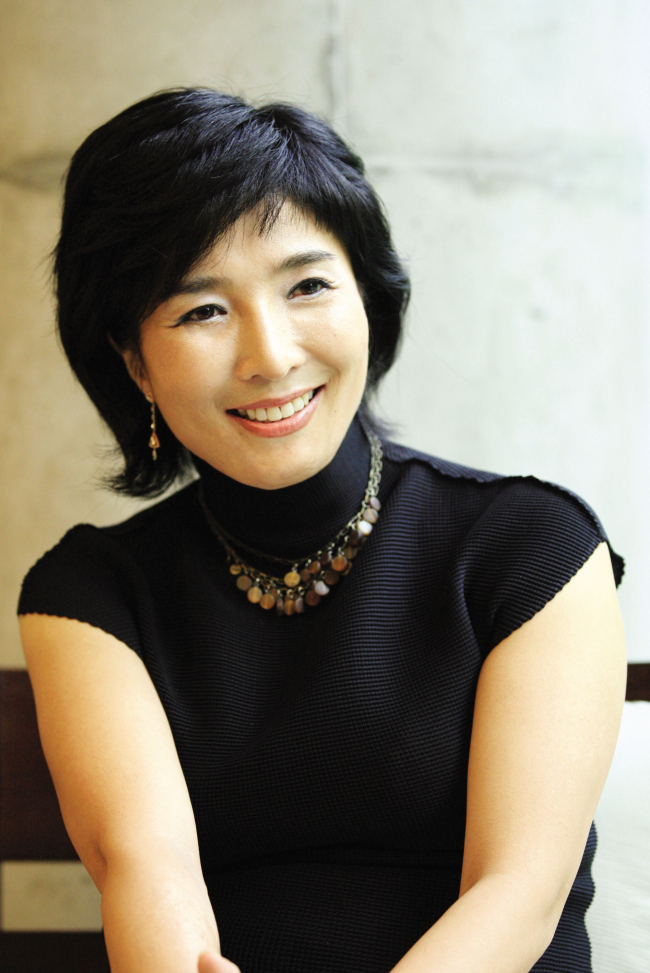 강윤선(기업인/준오헤어 대표)
다빈치가 ‘모나리자’의 신비한 미소를 그려내기까지는 사람 얼굴 각 부위의 수많은 데이터베이스를 모아 새롭게 조합하는 남다른 노력이 있었기 때문에 가능했다. 눈과 코, 이마와 볼, 눈썹과 입술을 여러 방향과 각도에서 수없이 조합한 결과 형언키 어려운 ‘모나리자의 미소’가 탄생한 것이다.