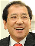 김동섭(기업인/컴윈스 대표)
한국금형공업협동조합(이사장 박순황)은 20일 ‘제16회 금형의 날’을 열고 ‘올해의 금형인’에 김동섭(71ㆍ사진) 컴윈스 대표를 선정ㆍ시상했다.
김 대표는 금형산업 태동기인 1965년 금형업계에 투신, 1976년 가전용 프레스금형 생산업체인 신풍정밀공업사(현 컴윈스)를 설립해 금형산업 발전을 주도했다. 2005년부터 7년간 금형조합 이사장을 역임하면서 금형산업 지원확대 및 조합원사 증대, 재정 안정화에 등에 기여한 공로를 인정받았다.