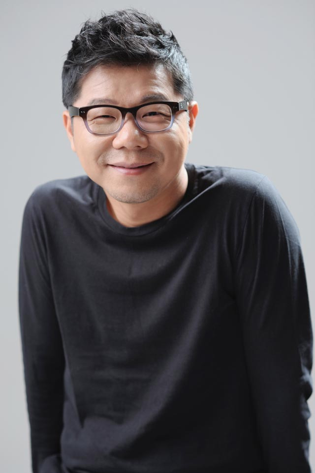 양진석(가수/건축가)
건축가 겸 싱어송라이터 방송인 양진석이 ㈜KOEN(대표이사:안인배)그룹과 전속계약을 체결했다. 연기자 이인혜와 전속 계약을 체결한데 이어 국내 굴지의 매니지먼트사인 TN엔터테인먼트를 계열사로 편입하며 국내 최대 종합 엔터테인먼트 사업에 박차를 가하고 있는 코엔그룹이 건축가 겸 싱어송라이터 방송인 양진석을 영입한 것.