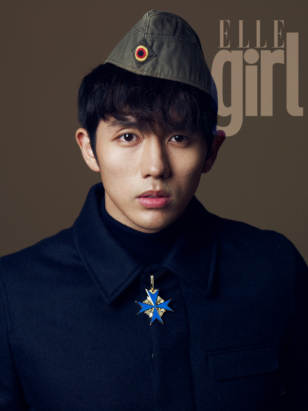 임슬옹(가수/2AM)
영화 ‘26년’의 개봉을 앞둔 임슬옹은 오버사이즈 롱 코트와 밀리터리 소품을 이용해 무게감 있는 남자로 변신했다. 특히 슬픔이 배어나는 눈빛은 임슬옹이 연기한 ‘26년’의 경찰관 ‘권정혁’을 연상시킨다. 이번 화보는 ‘엘르걸’ 12월호에서 감상할 수 있다.