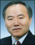 박상근(기업인/세무회계연구소 대표)
정부의 경제정책은 대기업을 키워 경제가 성장하면 국민 개인의 소득과 일자리도 함께 늘어나 민생이 좋아진다는 ‘낙수효과(Spill-Over)‘에 근거한다. 하지만 실상은 그렇지 않았다. 성장의 과실이 특정 계층에 편중돼 양극화가 심해졌다. 반듯한 일자리는 줄었고 가계부채만 늘어났다. 고물가, 치솟는 전월세, 사교육비는 중산서민층을 더욱 어렵게 한다.