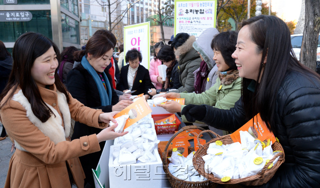 20일 오전 서울 2호선 을지로입구역에서 농림식품부와 식생활교육서울네트워크가 아침밥을 거르기 쉬운 출근길 시민들에게 아침밥의 중요성을 알리는'아침밥 먹기 캠페인'의 일환으로 현미로 만든 주먹밥을 나눠주고 있다. 이번 행사는 아침을 거르기 쉬운 시민들에게 아침밥의 중요성에 대한 인식을 확산하고, 올바른 녹색식생활의 실천을 권장하기 위해 마련됐다./ 안훈기자 rosedale@ 2012.11.20
20일 오전 서울 2호선 을지로입구역에서 농림식품부와 식생활교육서울네트워크가 아침밥을 거르기 쉬운 출근길 시민들에게 아침밥의 중요성을 알리는'아침밥 먹기 캠페인'의 일환으로 현미로 만든 주먹밥을 나눠주고 있다. 이번 행사는 아침을 거르기 쉬운 시민들에게 아침밥의 중요성에 대한 인식을 확산하고, 올바른 녹색식생활의 실천을 권장하기 위해 마련됐다./ 안훈기자 rosedale@ 2012.11.20