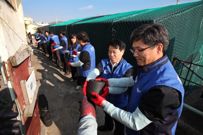 <YONHAP PHOTO-0408> 고리본부 사랑의 연탄 나눔 (부산=연합뉴스) 한국수력원자력 고리원자력본부 임직원들이 19일 부산 기장군 장안읍과 울산시 울주군 일대에서 저소득가정과 독거노인들에게 사랑의 연탄 나눔 봉사를 벌이고 있다. 이 행사에는 고리원자력본부 배한경 본부장과 노조위원장 등 20여명이 참석했다. 고리원자력본부는 21일까지 18가구에 연탄 3천600장, 30가구에 난방용 등유를 각각 지원한다. << 고리원자력본부 >> 2012.11.20. ccho@yna.co.kr/2012-11-20 08:11:24/ <저작권자 ⓒ 1980-2012 ㈜연합뉴스. 무단 전재 재배포 금지.>
<YONHAP PHOTO-0408> 고리본부 사랑의 연탄 나눔 (부산=연합뉴스) 한국수력원자력 고리원자력본부 임직원들이 19일 부산 기장군 장안읍과 울산시 울주군 일대에서 저소득가정과 독거노인들에게 사랑의 연탄 나눔 봉사를 벌이고 있다. 이 행사에는 고리원자력본부 배한경 본부장과 노조위원장 등 20여명이 참석했다. 고리원자력본부는 21일까지 18가구에 연탄 3천600장, 30가구에 난방용 등유를 각각 지원한다. << 고리원자력본부 >> 2012.11.20. ccho@yna.co.kr/2012-11-20 08:11:24/ <저작권자 ⓒ 1980-2012 ㈜연합뉴스. 무단 전재 재배포 금지.>
<YONHAP PHOTO-0408> 고리본부 사랑의 연탄 나눔 (부산=연합뉴스) 한국수력원자력 고리원자력본부 임직원들이 19일 부산 기장군 장안읍과 울산시 울주군 일대에서 저소득가정과 독거노인들에게 사랑의 연탄 나눔 봉사를 벌이고 있다. 이 행사에는 고리원자력본부 배한경 본부장과 노조위원장 등 20여명이 참석했다. 고리원자력본부는 21일까지 18가구에 연탄 3천600장, 30가구에 난방용 등유를 각각 지원한다. << 고리원자력본부 >> 2012.11.20. ccho@yna.co.kr/2012-11-20 08:11:24/ <저작권자 ⓒ 1980-2012 ㈜연합뉴스. 무단 전재 재배포 금지.>