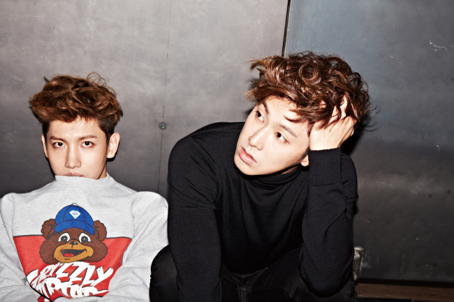 동방신기(가수/남자그룹)
동방신기가 리패키지 앨범 ‘휴머노이드(Humanoids)’를 발매하고 본격적인 활동에 나선다. 오는 11월 26일 낮 12시에 발매되는 이번 리패키지 앨범은 기존 ‘캐치 미(Catch Me)’ 앨범 수록곡 11곡에 후속곡 ‘휴머노이드’와 ‘히어 아이 스탠드(Here I Stand)’ 등 신곡 2곡이 추가 수록된 총 13곡으로 구성됐다.