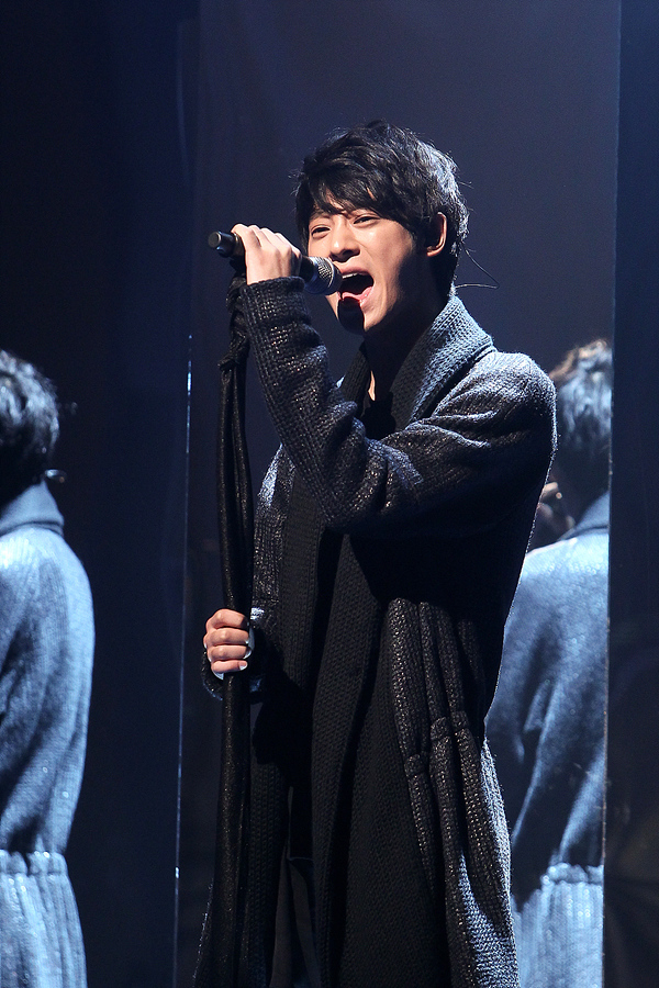정준영(화제인물)
이 점에서 ‘슈퍼스타K4' TOP3까지 올라온 정준영은 스타성 덕을 크게 봤다고 할 수 있다. 정준영은 생방송 3라운드에서 들국화의 ‘그것만이 내 세상'을 부르다 음이탈을 하기도 했지만 팬덤의 힘으로 살아남았다. 처음부터 팬덤을 형성한 정준영은 초반에 떨어져도 가수로 나설 수 있었다는 게 전문가들의 예상이었다. 정준영은 자신감과 허세로 오디션장을 마치 자신의 공연 무대로 만들어버렸다. 그러자 정준영의 매력은 더욱 살아났다.