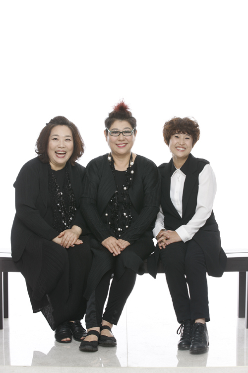 양희은(좌부터/배우),양희경(가수),송은이(개그우먼)
가슴을 적시는 노래가 있다. 웃으며 나누는 유쾌한 수다가 있다. ‘아침이슬’의 히로인 양희은이 데뷔 40여년 만에 처음으로 연말 디너콘서트를 연다.
양희은은 동생 양희경, 송은이와 함께 격동의 1970, 80년대에 청춘을 지나온 동세대 사람들을 위한 따뜻한 위로와 수다의 마당을 마련했다.