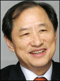 이상철(기업인/LG유플러스 부회장)
LG유플러스(이상철 부회장·사진)는 현재보다 미래가 기대되는 기업 중 하나로 꼽힌다. 2010~2011년은 잔뜩 웅크린 시기였다면, 올해는 본격적인 기지개를 펴고, 내년은 기념비적인 한 해가 될 것이라는 게 시장의 일관된 평가다.