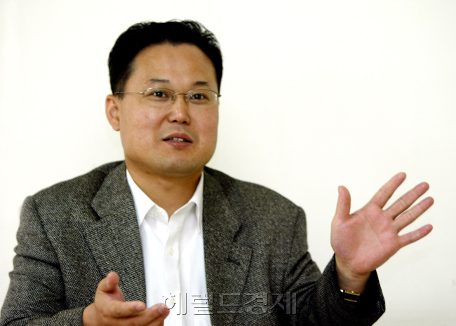 김영상(언론인)
그런데 오너가(家)인 삼성과 CJ는 그렇지 않은 것 같다. 19일 삼성 창업주인 고(故) 이병철 회장의 25주기 추모식이 삼성과 CJ 측의 갈등 속에 반쪽으로 치러졌다. 범삼성가 중 삼성과 한솔그룹은 참석했고, CJ와 신세계그룹은 불참했다. 이에 유산 상속 문제로 촉발된 삼성과 CJ 간의 감정 대립은 갈수록 심화되는 양상이다.