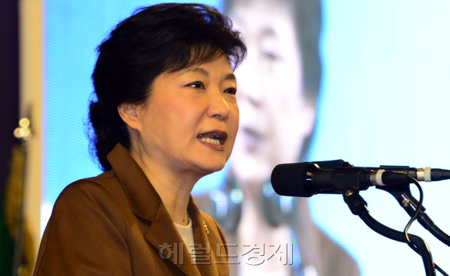 박근혜 새누리당 대선 후보가 19일 서울 화곡동 88체육관에서 열린 한농연 대선후보 초청 농정 대토론회에 참석하고 있다.박현구 기자phko@heraldcorp.com
박근혜 새누리당 대선 후보가 19일 서울 화곡동 88체육관에서 열린 한농연 대선후보 초청 농정 대토론회에 참석하고 있다.박현구 기자phko@heraldcorp.com