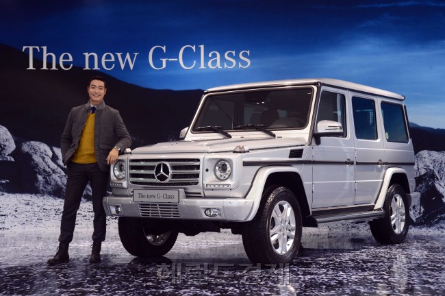 메르세데스-벤츠 코리아(주)가 20일 오전 강남대로 전시장에서 The new G-Class를 국내 최초 출시하고 있다. 이번 국내에 출시된 메르세데스-벤츠 The new G-350 BlueTEC 은 1억 4천8백만원, The new G63 AMG는 2억 9백만원 (부가세 포함)이다. 박해묵 기자/mook@heraldcorp.com
메르세데스-벤츠 코리아(주)가 20일 오전 강남대로 전시장에서 The new G-Class를 국내 최초 출시하고 있다. 이번 국내에 출시된 메르세데스-벤츠 The new G-350 BlueTEC 은 1억 4천8백만원, The new G63 AMG는 2억 9백만원 (부가세 포함)이다. 박해묵 기자/mook@heraldcorp.com