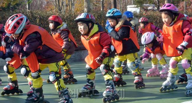 서울 성동구 보건소는 20일 서울숲공원에서 제4회 성동 어린이 인라인스케이트대회를 열어 아이들이 영하의 추운 날씨속에서도 인라인 스케이트를 타며 추위를 이기고 있다.<br />김명섭 기자 msiron@heraldcorp.com
서울 성동구 보건소는 20일 서울숲공원에서 제4회 성동 어린이 인라인스케이트대회를 열어 아이들이 영하의 추운 날씨속에서도 인라인 스케이트를 타며 추위를 이기고 있다.
김명섭 기자 msiron@heraldcorp.com
서울 성동구 보건소는 20일 서울숲공원에서 제4회 성동 어린이 인라인스케이트대회를 열어 아이들이 영하의 추운 날씨속에서도 인라인 스케이트를 타며 추위를 이기고 있다.
김명섭 기자 msiron@heraldcorp.com