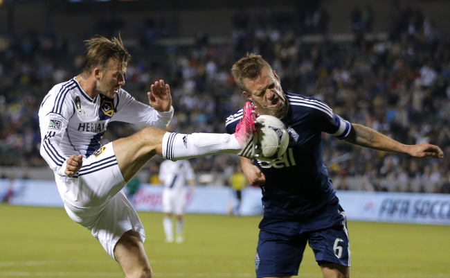 Los Angeles Galaxy’s David Beckham (left) in action against Vancouver Whitecaps on Nov. 1.   AP-Yonhap News