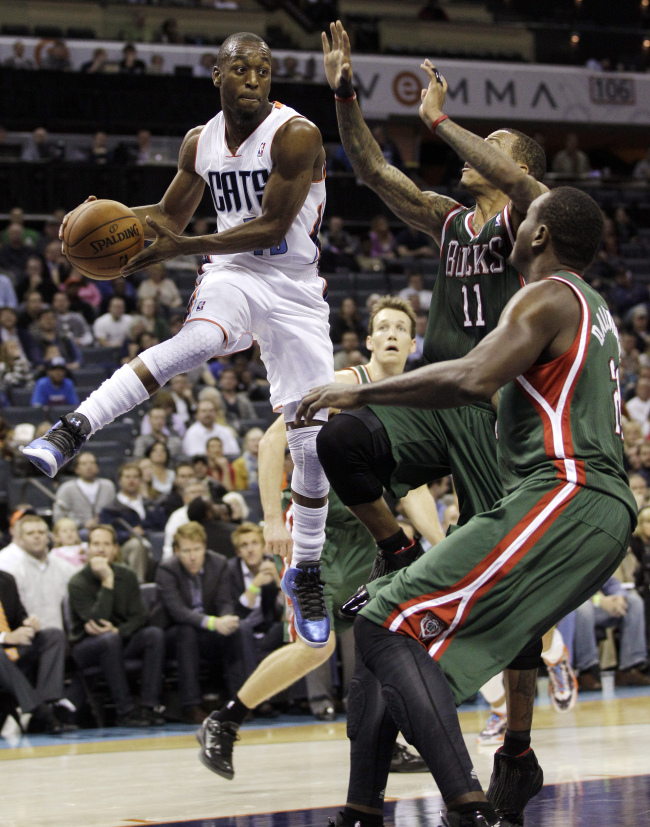 <YONHAP PHOTO-0601> Charlotte Bobcats' Kemba Walker, left, looks to pass as Milwaukee Bucks' Monta Ellis, center, and Samuel Dalembert, right, defend during the first half of an NBA basketball game in Charlotte, N.C., Monday, Nov. 19, 2012. (AP Photo/Chuck Burton)/2012-11-20 10:22:58/ <저작권자 ⓒ 1980-2012 ㈜연합뉴스. 무단 전재 재배포 금지.>
Charlotte Bobcats guard Kemba Walker looks to pass against the Milwaukee Bucks on Monday.   AP-Yonhap News