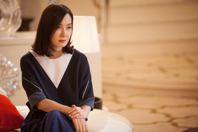 채시라(배우)
극중 채시라가 연기하는 영랑은 오랫동안 증오해왔던 지호(주지훈 분)가 친자식으로 밝혀지자 충격에 빠졌다. 지난 18일 27회 방송분에서 영랑은 최 변호사(장현성 분)가 지호를 향해 내리치는 각목을 대신 맞고는 시력을 잃어 드라마의 향후 전개에 대해 궁금증을 증폭시키고 있다.