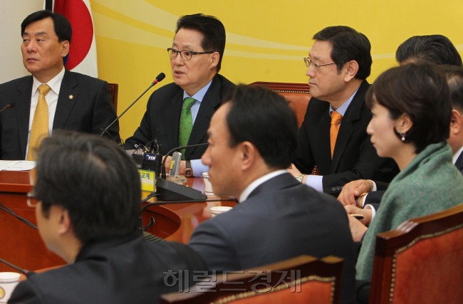 박지원(왼쪽) 민주통합당 원내대표가 20일 오전 국회에서 원내대책회의를 주재하고 김광준 서울고검 부장검사 구속과 관련,검찰총장의 즉각적인 사퇴를 요구하고 있다.<br />박현구 기자. phko@--
박지원(왼쪽) 민주통합당 원내대표가 20일 오전 국회에서 원내대책회의를 주재하고 김광준 서울고검 부장검사 구속과 관련,검찰총장의 즉각적인 사퇴를 요구하고 있다.
박현구 기자. phko@--